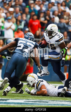 Septembre 26, 2010 ; Seattle, WA, USA, Seattle Seahawks linebacker David Hawthorne (57) s'attaque à San Diego Chargers tournant retour Mike Tolbert (35) au cours du premier trimestre à Qwest Field. Banque D'Images