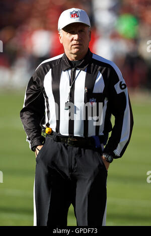 10 octobre 2010, San Francisco, CA, USA ; arbitre NFL Walt Anderson (66) sur le terrain avant le match entre les San Francisco 49ers et les Eagles de Philadelphie au Candlestick Park. Banque D'Images