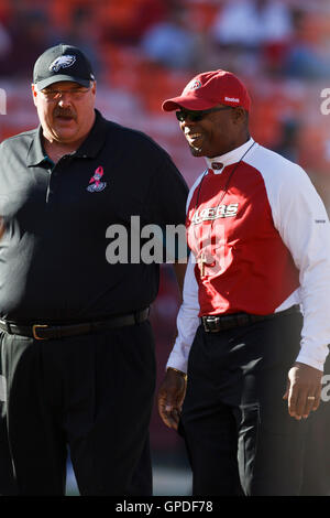 10 octobre 2010, San Francisco, CA, USA ; Philadelphia Eagles l'entraîneur-chef Andy Reid (à gauche) rencontre avec San Francisco 49ers l'entraîneur-chef Mike Singletary (à droite) avant le match à Candlestick Park. Banque D'Images