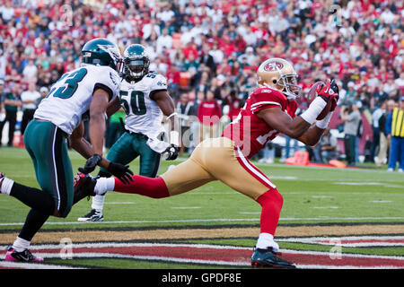 10 octobre 2010, San Francisco, CA, USA ; San Francisco 49ers wide receiver michael crabtree (à droite) les captures d'un laissez-passer pour un touché passé Philadelphia Eagles dimitri évoluait Patterson (23) au cours du premier trimestre à candlestick park. Banque D'Images