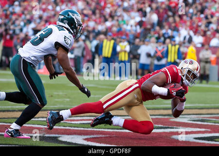 10 octobre 2010, San Francisco, CA, USA ; San Francisco 49ers wide receiver michael crabtree (à droite) les captures d'un laissez-passer pour un touché passé Philadelphia Eagles dimitri évoluait Patterson (23) au cours du premier trimestre à candlestick park. Banque D'Images