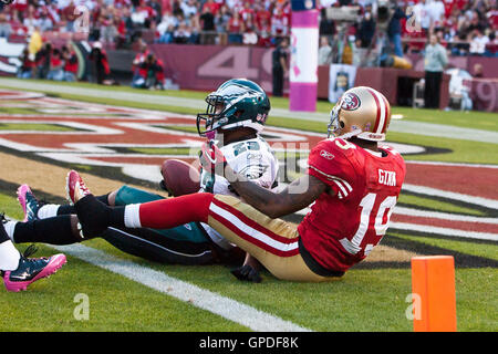 10 octobre 2010, San Francisco, CA, USA ; Philadelphia Eagles Dimitri évoluait Patterson (23) intercepte une passe destinée à San Francisco 49ers wide receiver Ted Ginn Jr (19) au cours du deuxième trimestre à Candlestick Park. Banque D'Images