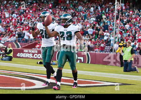 10 octobre 2010, San Francisco, CA, USA ; Philadelphia Eagles dimitri évoluait Patterson (23) célèbre avec coffre Nate Allen (29) après l'interception d'une passe contre les san Francisco 49ers au cours du deuxième trimestre à candlestick park. Banque D'Images