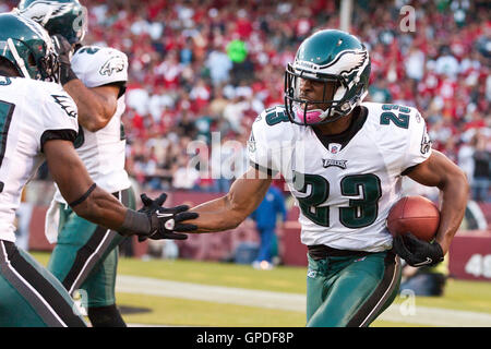10 octobre 2010 ; San Francisco, CA, États-Unis ; le cornerback des Philadelphia Eagles Dimitri Patterson (23 ans) célèbre après avoir intercepté une passe contre les 49ers de San Francisco au deuxième quart-temps au Candlestick Park. Les Eagles battent les 49ers 27-24. Banque D'Images