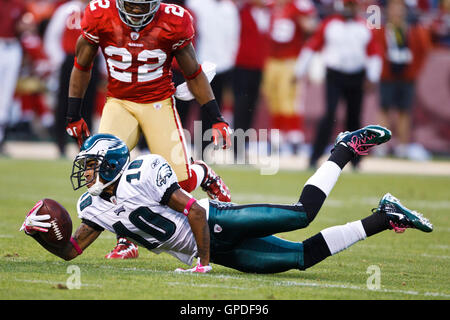 10 octobre 2010 ; San Francisco, CA, États-Unis ; le receveur DeSean Jackson (10 ans) des Philadelphia Eagles Wide plonge pour une distance supplémentaire après une prise contre les 49ers de San Francisco au deuxième quart-temps au Candlestick Park. Banque D'Images