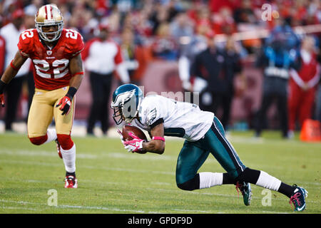 10 octobre 2010, San Francisco, CA, USA ; Philadelphia Eagles receveur DeSean Jackson (10) permet une prise en face de San Francisco 49ers Nate Clements évoluait (22) au cours du deuxième trimestre à Candlestick Park. Banque D'Images