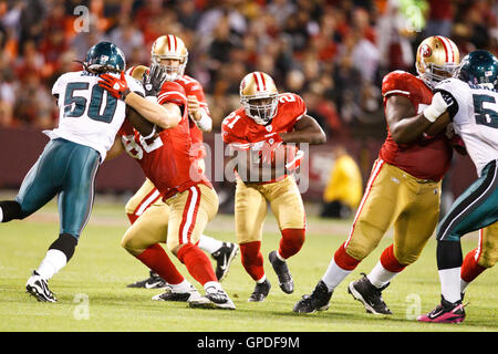 10 octobre 2010, San Francisco, CA, USA ; San Francisco 49ers Frank Gore running back (21) se précipite, champ contre les Eagles de Philadelphie au cours du troisième trimestre au Candlestick Park. L'Eagles défait les 49ers 27-24. Banque D'Images