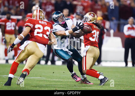 10 octobre 2010, San Francisco, CA, USA ; San Francisco 49ers coffre Dashon Goldson (38) rompt une note sur le quatrième but pour Philadelphia Eagles tight end Brent Celek (87) au cours du troisième trimestre au Candlestick Park. Banque D'Images