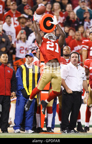 10 octobre 2010, San Francisco, CA, USA ; San Francisco 49ers Frank Gore running back (21) n'est pas en mesure de faire une prise contre les Eagles de Philadelphie au cours du quatrième trimestre à Candlestick Park. L'Eagles défait les 49ers 27-24. Banque D'Images