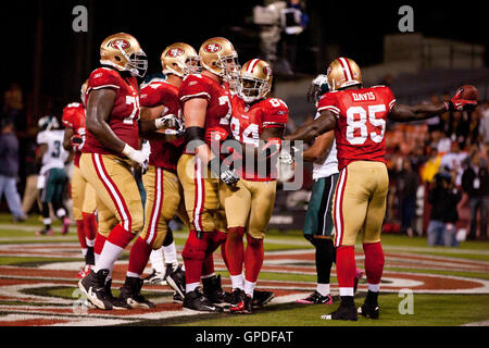 10 octobre 2010, San Francisco, CA, USA ; San Francisco 49ers tight end Vernon Davis (85) célèbre avec ses coéquipiers après avoir marqué un touché contre les Eagles de Philadelphie au cours du quatrième trimestre à Candlestick Park. L'Eagles défait les 49ers 27- Banque D'Images