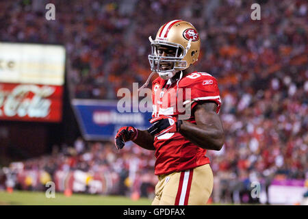 10 octobre 2010, San Francisco, CA, USA ; San Francisco 49ers tight end Vernon Davis (85) célèbre après avoir marqué un touché contre les Eagles de Philadelphie au cours du quatrième trimestre à Candlestick Park. L'Eagles défait les 49ers 27-24. Banque D'Images
