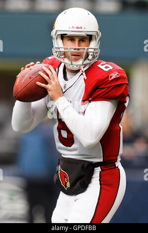 Le 24 octobre 2010, Seattle, WA, USA ; Arizona Cardinals quarterback Max Hall (6) se réchauffe avant le match contre les Seahawks de Seattle à Qwest Field. Banque D'Images