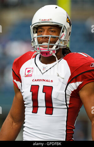 Le 24 octobre 2010, Seattle, WA, USA ; Arizona Cardinals wide receiver Larry Fitzgerald (11) se réchauffe avant le match contre les Seahawks de Seattle à Qwest Field. Banque D'Images