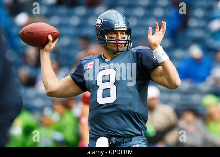 Le 24 octobre 2010, Seattle, WA, USA, Seattle Seahawks Quarterback Matt Hasselbeck (8) se réchauffe avant le match contre les Arizona Cardinals à Qwest Field. Banque D'Images