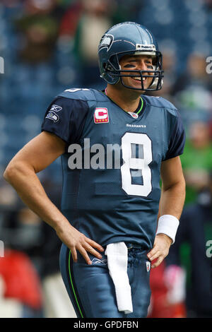 Le 24 octobre 2010, Seattle, WA, USA, Seattle Seahawks Quarterback Matt Hasselbeck (8) se réchauffe avant le match contre les Arizona Cardinals à Qwest Field. Banque D'Images