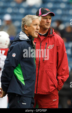Le 24 octobre 2010, Seattle, WA, USA ; l'entraîneur-chef Seattle Seahawks pete Carroll (à gauche) parle avec Arizona Cardinals entraîneur ken whisenhunt avant le jeu à Qwest Field. Banque D'Images