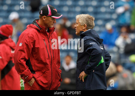 Le 24 octobre 2010, Seattle, WA, USA ; l'entraîneur-chef Seattle Seahawks Pete Carroll (à gauche) parle avec Arizona Cardinals entraîneur Ken Whisenhunt avant le jeu à Qwest Field. Banque D'Images