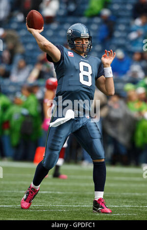 Le 24 octobre 2010, Seattle, WA, USA, Seattle Seahawks Quarterback Matt Hasselbeck (8) se réchauffe avant le match contre les Arizona Cardinals à Qwest Field. Banque D'Images