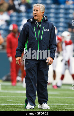 Le 24 octobre 2010, Seattle, WA, USA ; l'entraîneur-chef Seattle Seahawks Pete Carroll observe son équipe réchauffer avant le match contre les Arizona Cardinals à Qwest Field. Banque D'Images