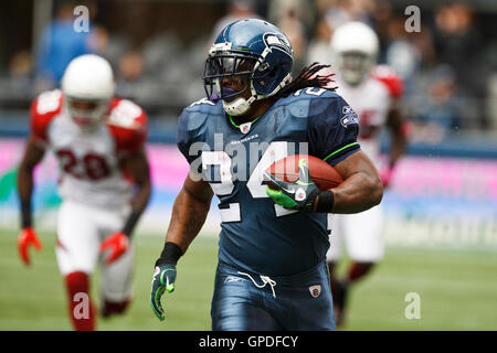 Le 24 octobre 2010, Seattle, WA, USA, Seattle Seahawks running back marshawn Lynch (24) se précipite pour un champ de 39 verges contre les Arizona Cardinals lors du premier trimestre à Qwest Field. Banque D'Images