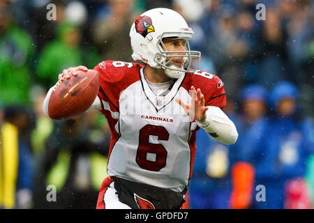 Le 24 octobre 2010, Seattle, WA, USA ; Arizona Cardinals quarterback Max Hall (6) passe le ballon contre les Seattle Seahawks durant le premier trimestre à Qwest Field. Banque D'Images