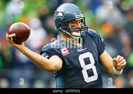 Le 24 octobre 2010, Seattle, WA, USA, Seattle Seahawks Quarterback Matt Hasselbeck (8) jette une note contre l'Arizona Cardinals au cours du deuxième trimestre à Qwest Field. Banque D'Images