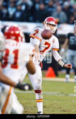 7 novembre, 2010 ; Oakland, CA, USA ; Kansas City Chiefs Quarterback Matt Cassel (7) lance une passe à Kansas City Chiefs tight end Tony Moeaki (81) au cours du quatrième trimestre par rapport à l'Oakland Raiders au Oakland-Alameda County Coliseum. Banque D'Images