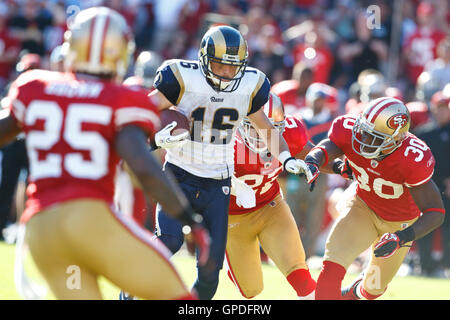 14 novembre 2010 ; San Francisco, CA, États-Unis ; le receveur de Louis Rams Wide Danny Amendola (16 ans) est poursuivi par les San Francisco 49ers Safety Reggie Smith (30 ans) et le cornerback Nate Clements (22 ans) et le cornerback Tarell Brown (25 ans) au deuxième trimestre à Candles Banque D'Images