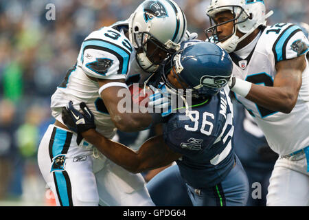 5 décembre 2010, Seattle, WA, USA ; Carolina Panthers Mike Goodson running back (33) est abordé par Seattle Seahawks Avocat sécurité Milloy (36) au cours du premier trimestre à Qwest Field. Banque D'Images