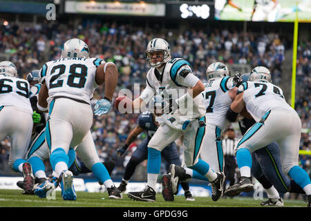5 décembre 2010, Seattle, WA, USA ; Carolina Panthers quarterback Jimmy Clausen (2) Touche pas à utiliser de nouveau Jonathan Stewart (28) au cours du troisième trimestre contre les Seattle Seahawks à Qwest Field. Caroline 31-14 Seattle défait. Banque D'Images