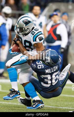 5 décembre 2010, Seattle, WA, USA ; Carolina Panthers running back Jonathan Stewart (28) est abordé par Seattle Seahawks Avocat sécurité Milloy (36) au cours du quatrième trimestre à Qwest Field. Caroline 31-14 Seattle défait. Banque D'Images