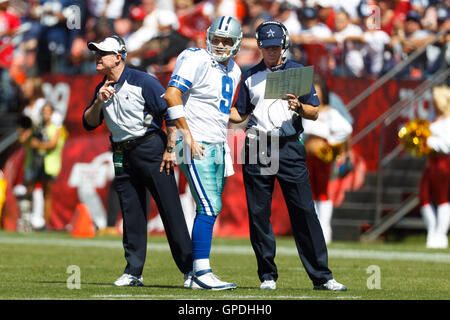 18 septembre, 2011 ; San Francisco, CA, USA ; l'entraîneur-chef des cowboys de Dallas jason Garrett (droite) et de quarts-arrières coach Wade Wilson (à gauche) rencontrez avec quarterback tony romo (9) pendant un temps d'arrêt contre les san Francisco 49ers au cours du premier trimestre à bougies Banque D'Images