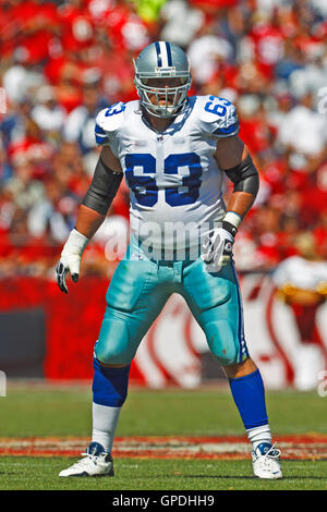 18 septembre, 2011 ; San Francisco, CA, USA ; garde Dallas Cowboys Kyle Kosier (63 lignes) pour un jouer contre les San Francisco 49ers au cours du premier trimestre à Candlestick Park. Battu Dallas San Francisco 27-24 en prolongation. Banque D'Images