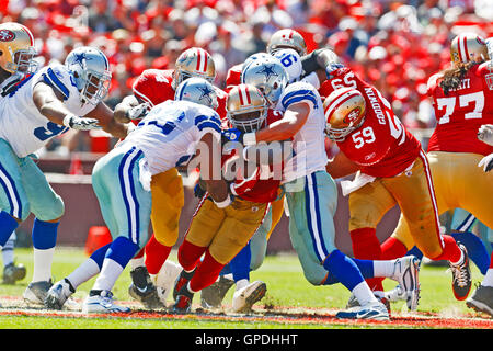 18 septembre, 2011 ; San Francisco, CA, USA ; San Francisco 49ers Frank Gore running back (centre) est abordé par Les Cowboys de Dallas à l'intérieur de secondeur Bradie James (à gauche) et le secondeur Keith Brooking (à droite) au cours du premier trimestre à Candlestick Park. Dallas Banque D'Images