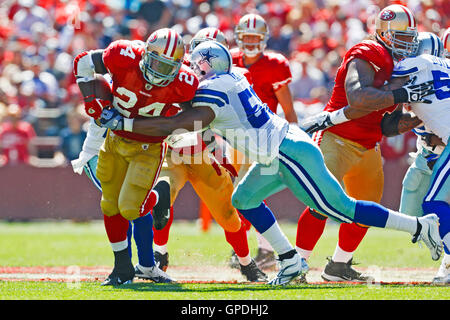 18 septembre 2011 ; San Francisco, CA, États-Unis ; San Francisco 49ers Running back Anthony Dixon (24 ans) est attaqué par Dallas Cowboys à l'intérieur du linebacker Bradie James (56 ans) lors du premier quart-temps au Candlestick Park. Dallas a battu San Francisco 27-24 en overtim Banque D'Images