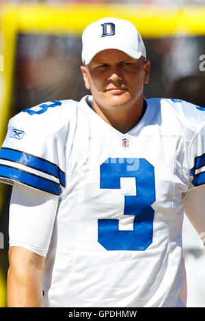 18 septembre, 2011 ; San Francisco, CA, USA ; Dallas Cowboys quarterback Jon Kitna (3) se tient à l'écart contre les San Francisco 49ers au cours du deuxième trimestre à Candlestick Park. Battu Dallas San Francisco 27-24 en prolongation. Banque D'Images
