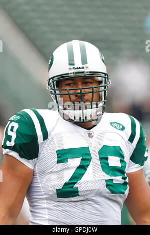 Sep 25, 2011 ; Oakland, CA, USA ; new york jets défensive fin ropati pitoitua (79) se réchauffe avant le match contre les raiders d'Oakland à o.co coliseum. oakland défait new york 34-24. Banque D'Images