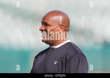 Oct 2, 2011 ; Oakland, CA, USA ; Oakland Raiders entraîneur en chef Hue Jackson à l'écart avant le match contre les New England Patriots chez O.co Coliseum. Nouvelle Angleterre défait Oakland 31-19. Banque D'Images