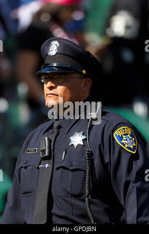 Oct 2, 2011 ; Oakland, CA, USA ; un agent de police d'Oakland se dresse sur le terrain avant le match entre les Oakland Raiders et les New England Patriots chez O.co Coliseum. Nouvelle Angleterre défait Oakland 31-19. Banque D'Images