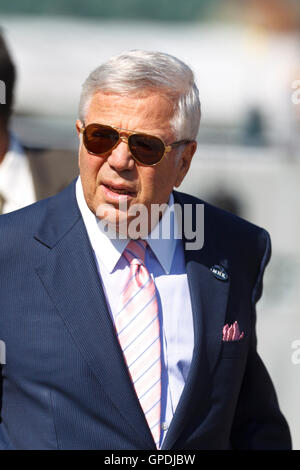 Oct 2, 2011 ; Oakland, CA, USA ; New England Patriots propriétaire Robert Kraft à l'écart avant le match contre les Raiders d'Oakland à O.co Coliseum. Banque D'Images