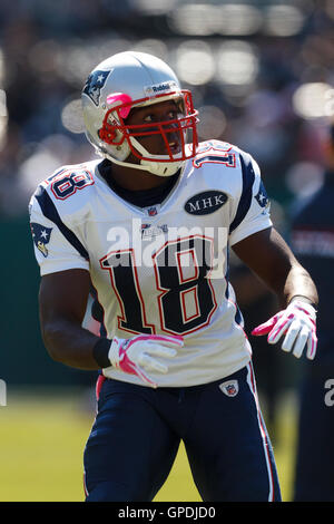 Oct 2, 2011 ; Oakland, CA, USA ; New England Patriots receveur Matthew Slater (18) se réchauffe avant le match contre les Raiders d'Oakland à O.co Coliseum. Nouvelle Angleterre défait Oakland 31-19. Banque D'Images