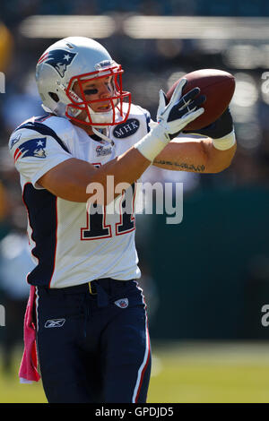 2 octobre 2011 ; Oakland, CALIFORNIE, États-Unis ; Julian Edelman (11 ans), receveur des Patriots de la Nouvelle-Angleterre, se réchauffe avant le match contre les Raiders d'Oakland à l'O.co Coliseum. La Nouvelle-Angleterre bat Oakland 31-19. Banque D'Images