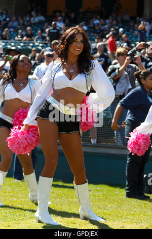 2 octobre 2011 ; Oakland, CALIFORNIE, États-Unis ; les pom-leaders des Raiders d'Oakland jouent avant le match contre les Patriots de la Nouvelle-Angleterre à l'O.co Coliseum. Banque D'Images