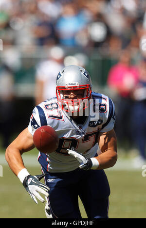 Oct 2, 2011 ; Oakland, CA, USA ; New England Patriots Rob Gronkowski fin serré (87) est incapable d'attraper une passe contre les Raiders d'Oakland au cours du deuxième trimestre à O.co Coliseum. Nouvelle Angleterre défait Oakland 31-19. Banque D'Images