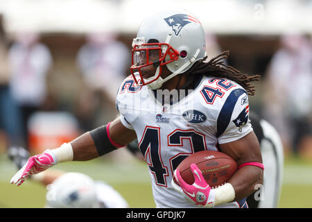 Oct 2, 2011 ; Oakland, CA, USA ; New England Patriots BenJarvus Green-Ellis running back (42) se précipite, champ contre les Raiders d'Oakland au cours du quatrième trimestre à l'O.co Coliseum. Nouvelle Angleterre défait Oakland 31-19. Banque D'Images