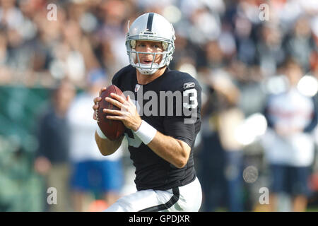 27 nov 2011; Oakland, CA, USA; le quarterback des Oakland Raiders Carson Palmer (3) se dresse dans la poche contre les ours de Chicago pendant le premier quart au O.co Coliseum. Banque D'Images