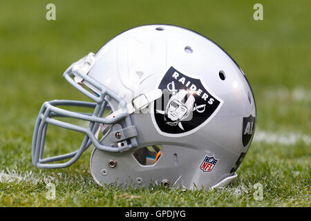 Déc 18, 2011 ; Oakland, CA, USA ; vue détaillée d'un casque d'Oakland Raiders sur le terrain avant le match contre les Lions de Détroit à o.co Coliseum. Banque D'Images