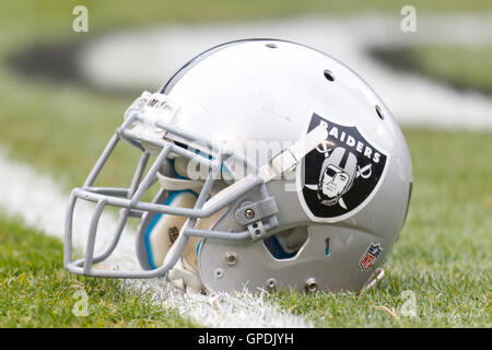 Déc 18, 2011 ; Oakland, CA, USA ; vue détaillée d'un casque d'Oakland Raiders sur le terrain avant le match contre les Lions de Détroit à o.co coliseum. detroit défait oakland 28-27. Banque D'Images