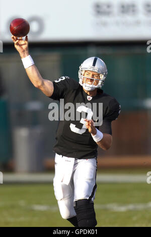 18 décembre 2011; Oakland, CA, USA; le quarterback des Oakland Raiders Carson Palmer (3) passe le ballon contre les Detroit Lions au troisième quart du Colisée de l'O.co. Banque D'Images