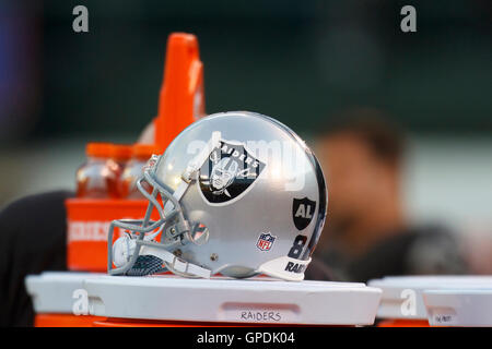 Déc 18, 2011 ; Oakland, CA, USA ; vue détaillée d'un casque d'Oakland Raiders en marge au cours du quatrième trimestre, contre les detroit lions au o.co coliseum. detroit défait oakland 28-27. Banque D'Images